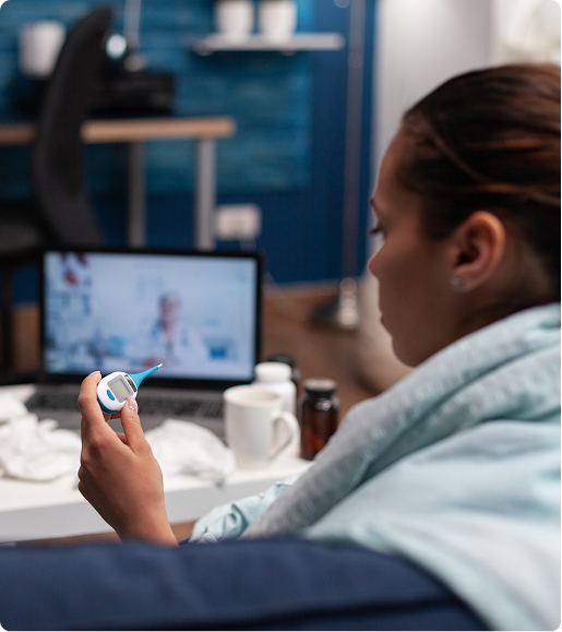 Doctor en telemedicina con indicadores de calidad